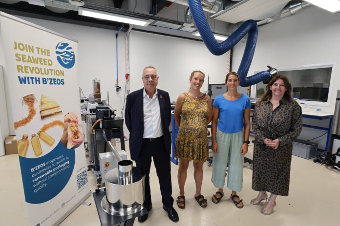 El delegado especial del Estado en el CZFB, Pere Navarro, y la directora general del CZFB, Blanca Sorigué, con Adriana Kyvik y Camilla Dore, Cofundadoras de B’ZEOS.