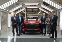 El delegado Especial del Estado en el CZFB, Pere Navarro, y la directora general del CZFB, Blanca Sorigué, han visitado esta mañana la EBRO FACTORY de Barcelona de la mano de Rafael Ruiz, presidente de EBRO EV MOTORS; Pedro Calef, CEO de EBRO MOTORS; y Johnson Xu, vicepresidente de EBRO FACTORY, para conocer el estado actual del proyecto de automoción que ha supuesto la reindustrialización de la planta de Barcelona, un ejemplo único en Europa de recuperación de una actividad industrial.