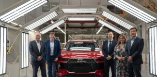 El delegado Especial del Estado en el CZFB, Pere Navarro, y la directora general del CZFB, Blanca Sorigué, han visitado esta mañana la EBRO FACTORY de Barcelona de la mano de Rafael Ruiz, presidente de EBRO EV MOTORS; Pedro Calef, CEO de EBRO MOTORS; y Johnson Xu, vicepresidente de EBRO FACTORY, para conocer el estado actual del proyecto de automoción que ha supuesto la reindustrialización de la planta de Barcelona, un ejemplo único en Europa de recuperación de una actividad industrial.