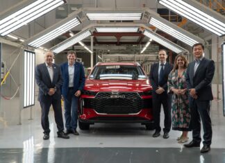 El delegado Especial del Estado en el CZFB, Pere Navarro, y la directora general del CZFB, Blanca Sorigué, han visitado esta mañana la EBRO FACTORY de Barcelona de la mano de Rafael Ruiz, presidente de EBRO EV MOTORS; Pedro Calef, CEO de EBRO MOTORS; y Johnson Xu, vicepresidente de EBRO FACTORY, para conocer el estado actual del proyecto de automoción que ha supuesto la reindustrialización de la planta de Barcelona, un ejemplo único en Europa de recuperación de una actividad industrial.
