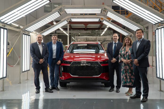 El delegado Especial del Estado en el CZFB, Pere Navarro, y la directora general del CZFB, Blanca Sorigué, han visitado esta mañana la EBRO FACTORY de Barcelona de la mano de Rafael Ruiz, presidente de EBRO EV MOTORS; Pedro Calef, CEO de EBRO MOTORS; y Johnson Xu, vicepresidente de EBRO FACTORY, para conocer el estado actual del proyecto de automoción que ha supuesto la reindustrialización de la planta de Barcelona, un ejemplo único en Europa de recuperación de una actividad industrial.