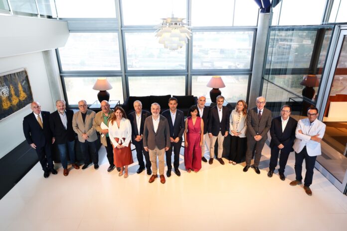 Participantes en la sesión Plenaria del Consorci de la Zona Franca de Barcelona que ha tenido lugar este martes y que ha estado presidida por el alcalde de Barcelona y presidente del Plenario del CZFB, Jaume Collboni.