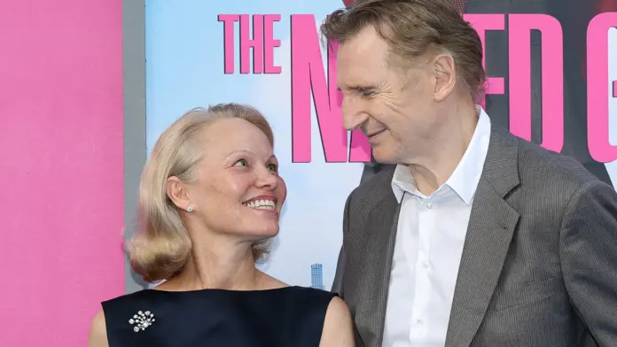 Pamela Anderson y Liam Neeson
