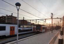 Vista de trenes de Rodalies parados en una estación.