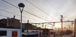 Vista de trenes de Rodalies parados en una estación.
