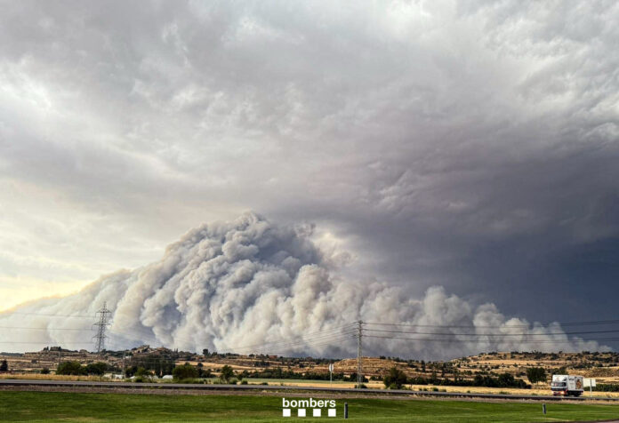 Columna de humo del incendio forestal en Torrefeta i Florejacs vista desde la carretera.