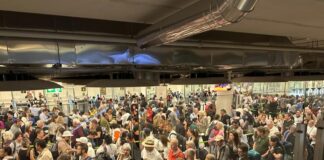 Miles de pasajeros han quedado atrapados este miércoles en la T4 de Barajas.