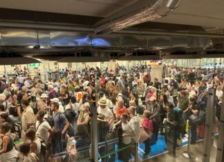 Miles de pasajeros han quedado atrapados este miércoles en la T4 de Barajas.