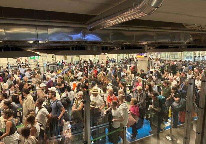 Miles de pasajeros han quedado atrapados este miércoles en la T4 de Barajas.