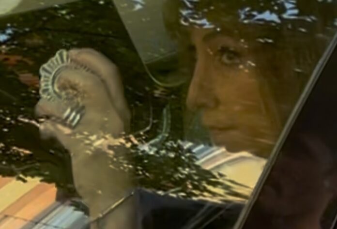 Momento en el que Ana Pardo de Vera muestra a Vito Quiles lo que parece ser una placa de policía.