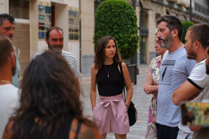 En el centro de la imagen, Ione Belarra reunida con trabajadores de Navantia, en Cartagena.