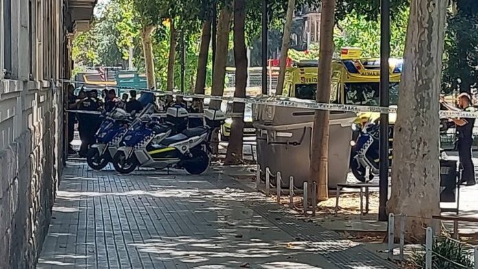 El asesinato del hombre tuvo lugar en la entrada del portal ubicado en el número 200 de la calle Consell de Cent de Barcelona, entre Villarroel y Urgell (Barrios Seguros).