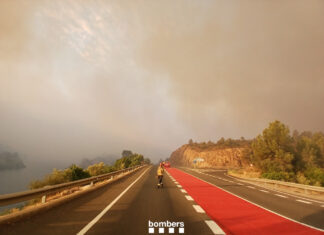 Un bombero en una de las carreteras afectadas por el incendio de Paüls, en el Baix Ebre (Bombers).