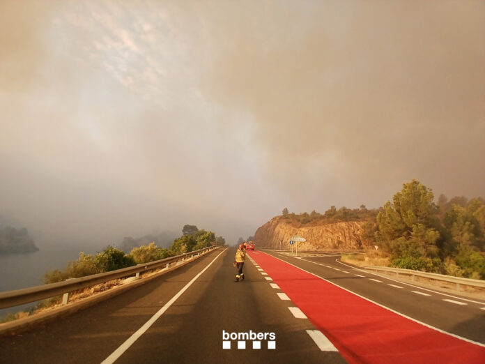 Un bombero en una de las carreteras afectadas por el incendio de Paüls, en el Baix Ebre (Bombers).