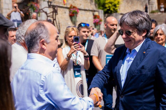 Carles Puigdemont saluda a Jordi Turull a su llegada a Prats de Molló (Junts).