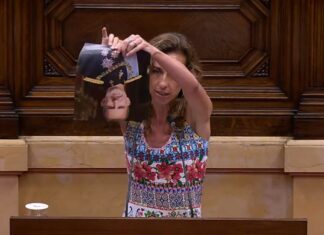 Momento en el que la diputada de la CUP Laia Estrada ha roto la foto del rey Felipe VI en el Parlament catalán.