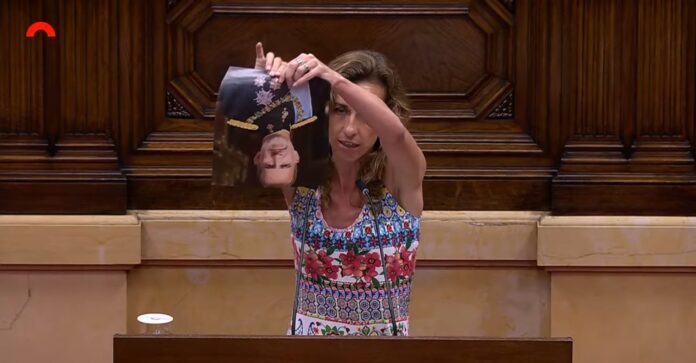 Momento en el que la diputada de la CUP Laia Estrada ha roto la foto del rey Felipe VI en el Parlament catalán.