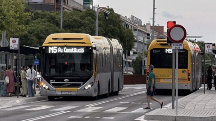 Parada de autobús de la Plaça Colom, en Castelldefels.