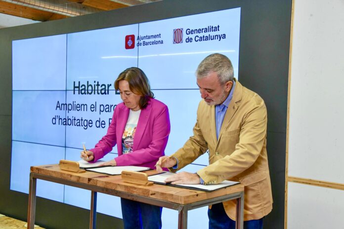 La consellera Silvia Paneque y el alcalde de Barcelona, Jaume Collboni, durante la firma del acuerdo.