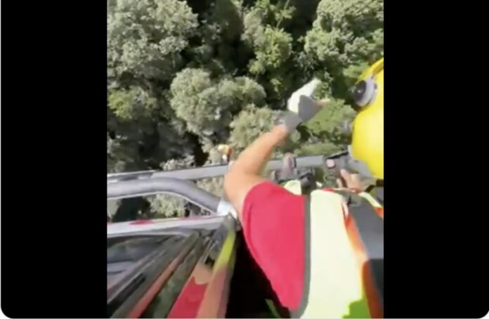Captura de pantalla del momento en el que un bombero de la Generalitat desciende al lugar en el que se encontraba la víctima, en las Escales dels Pobres.