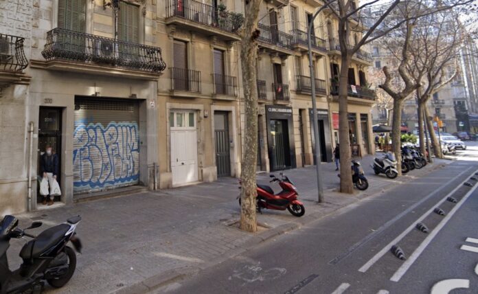 El asesinato ha tenido lugar en el número 200 de la calle Consell de Cent de Barcelona (Google Maps).
