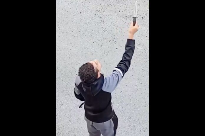 Momento en el que el inmigrante amenazó a unos vecinos con un cuchillo de grandes dimensiones en Centelles.
