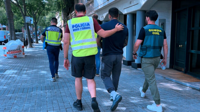 Detención de un miembro de una organización criminal en Barcelona por estafa de inversiones falsas (Mossos).
