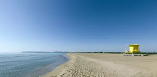 Vista de la playa de Can Martinet, en Sant Pere Pescador (Empordà Turisme).