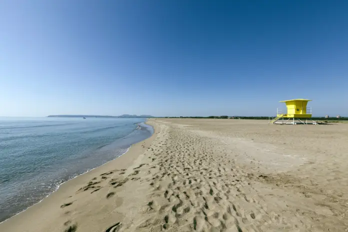 Vista de la playa de Can Martinet, en Sant Pere Pescador (Empordà Turisme).