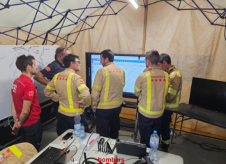 Centro de mando de Bombers en Tortosa para la extinción del incendio forestal de Paüls.
