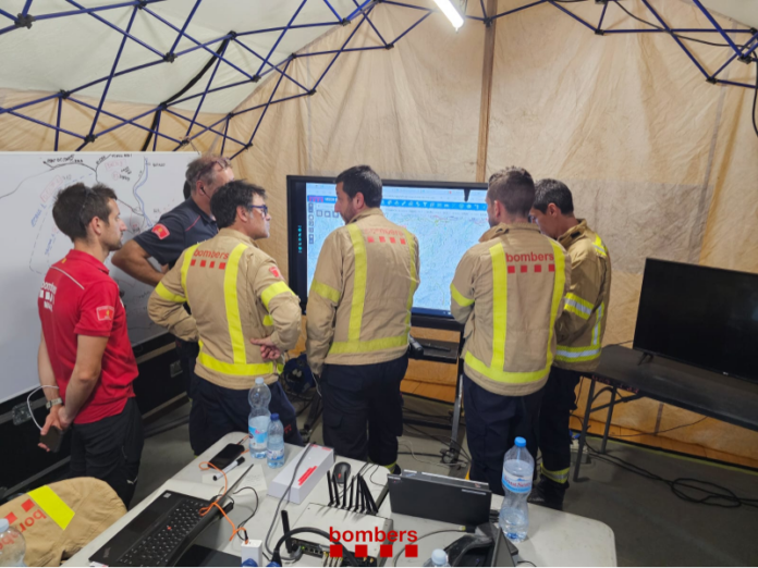 Centro de mando de Bombers en Tortosa para la extinción del incendio forestal de Paüls.
