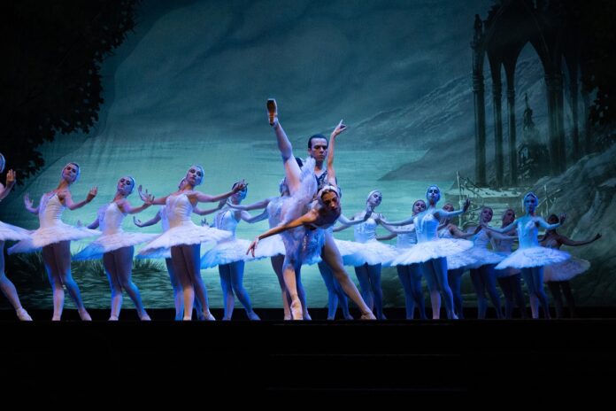 El Ballet de Kiev regresa a Barcelona con 'El lago de los cisnes'.