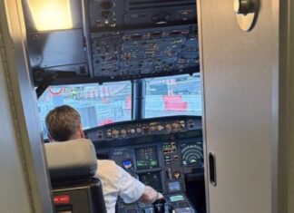 El comandante de Vueling que echó a los jóvenes judíos de su avión entrenó a dos pilotos del 11S