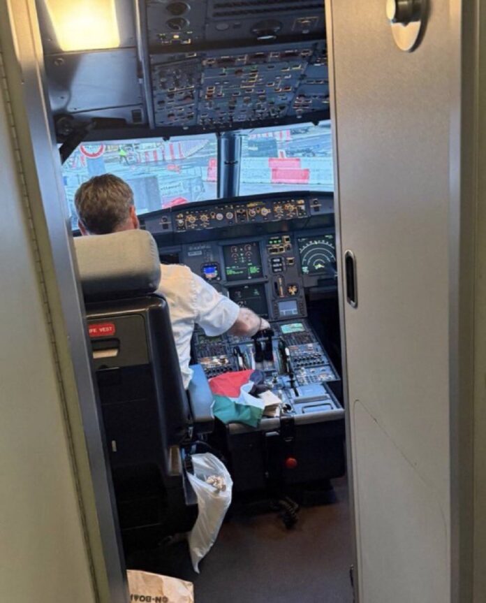 El comandante de Vueling que echó a los jóvenes judíos de su avión entrenó a dos pilotos del 11S