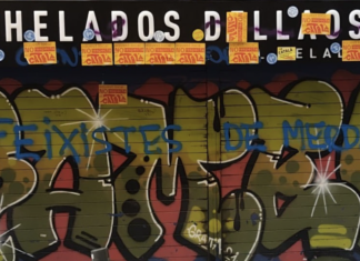 Fachada de la heladería DellaOstia, en el barrio de Gràcia, vandalizada por supremacistas catalanes.
