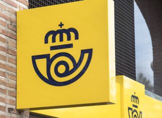 Vista de la fachada de una oficina de Correos.