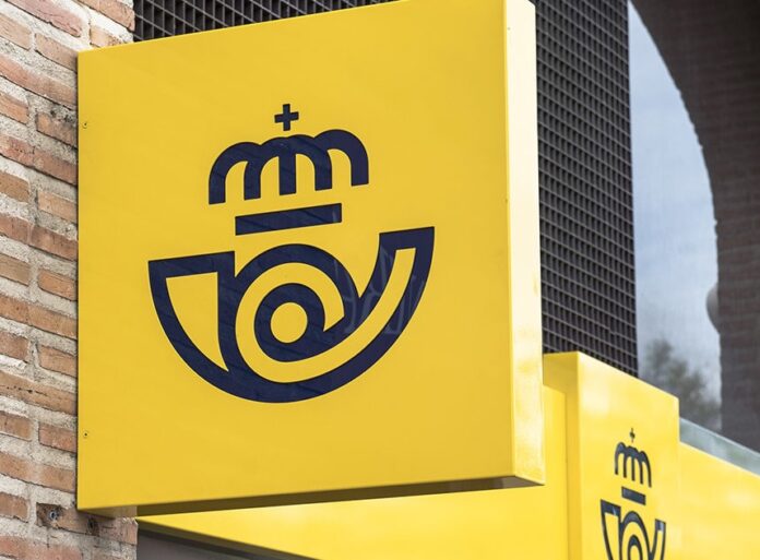 Vista de la fachada de una oficina de Correos.