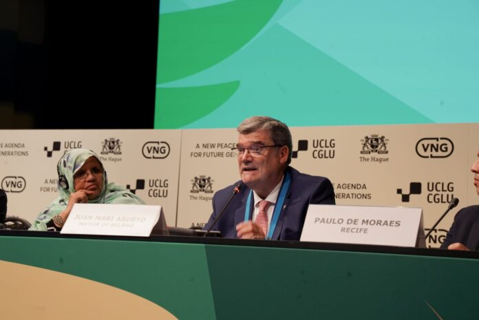 El alcalde de Bilbao, Juan María Aburto, en una conferencia sobre la paz.