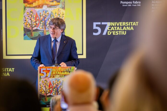 Carles Puigdemont en un momento de su intervención ante la Universitat Catalana d'Estiu, que este año se celebra en Prada (Junts).