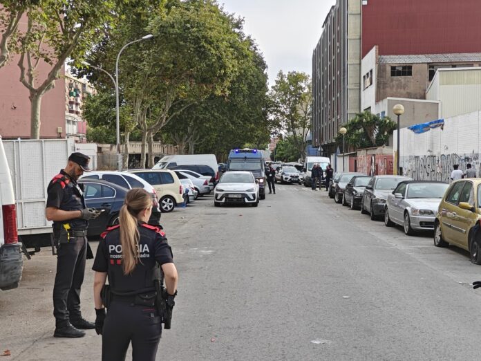 Exterior del Institut B-9, en el barrio de Sant Roc de Badalona (BDN Comuincació).