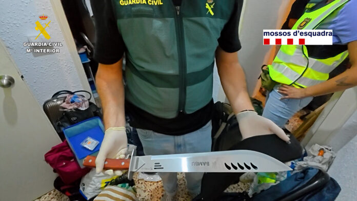 Vista del cuchillo de grandes dimensiones incautado al detenido por yihadismo en Martorell (Guardia Civil).