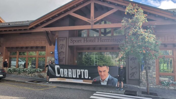 Hazte Oír persigue a Sánchez en sus vacaciones