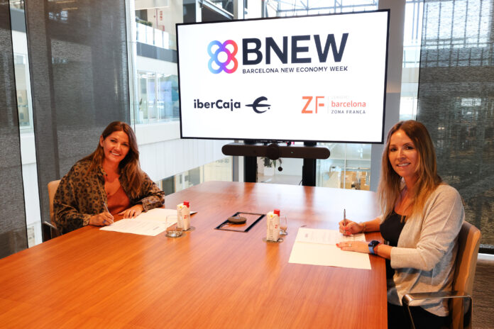 Imagen de la firma del acuerdo con la directora territorial del Arco Mediterráneo de Ibercaja, Myriam Santos-Morán Torrens, y la directora general del CZFB, Blanca Sorigué.