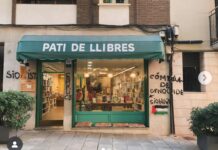 Radicales han vandalizado la fachada de la librería Pati de Llibres acusando a su propietaria de "cómplice del genocidio sionista".