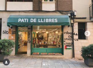 Radicales han vandalizado la fachada de la librería Pati de Llibres acusando a su propietaria de "cómplice del genocidio sionista".