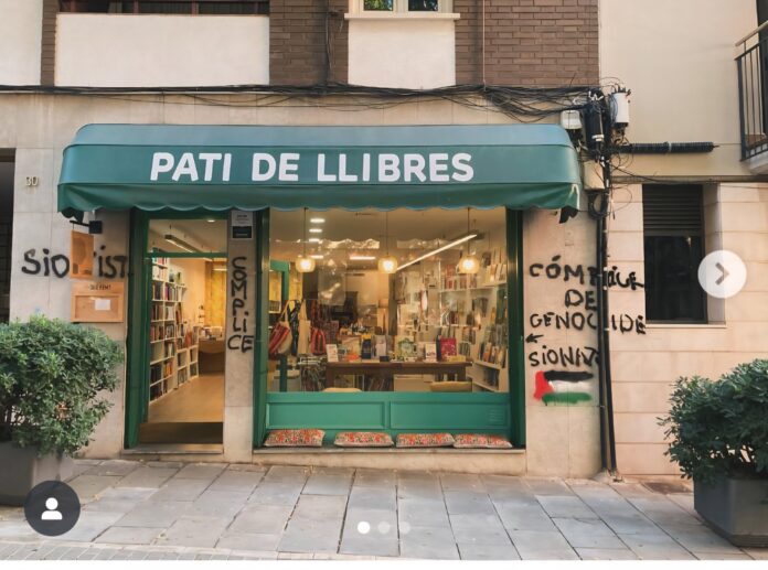 Radicales han vandalizado la fachada de la librería Pati de Llibres acusando a su propietaria de 