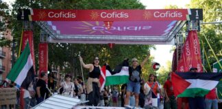 Propalestinos tomaron el stand de Cofidis en la línea de meta de La Vuelta en Madrid (Sind. Inquilinos e Inquilinas de Madrid).