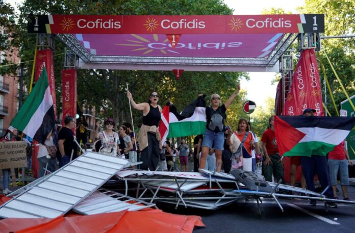 Propalestinos tomaron el stand de Cofidis en la línea de meta de La Vuelta en Madrid (Sind. Inquilinos e Inquilinas de Madrid).