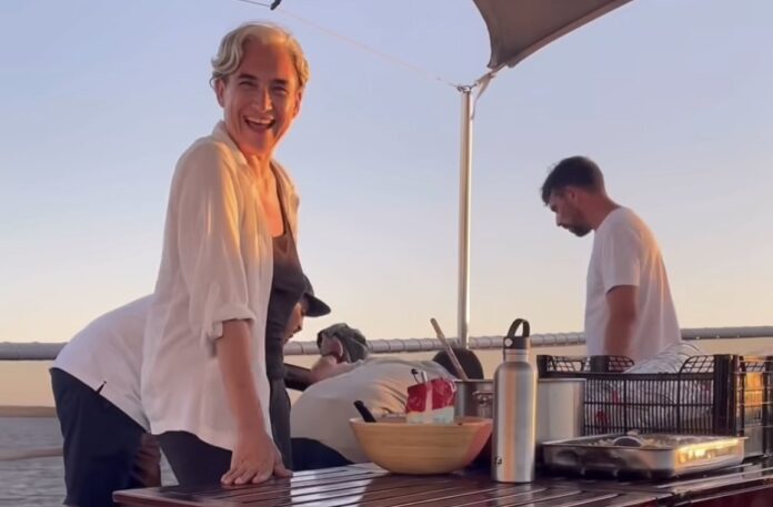 Ada Colau a bordo de una de las embarcaciones que integran la Flotilla de Gaza.