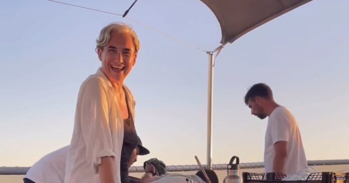 Ada Colau aterriza entre críticas en Barcelona